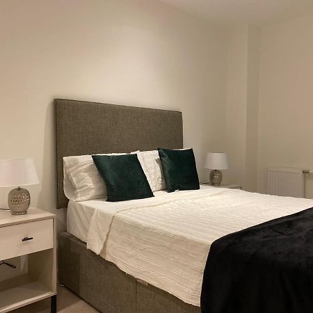 אילפורד Triple T Homes Cosy 2 Bedroom Apartment With Balcony מראה חיצוני תמונה
