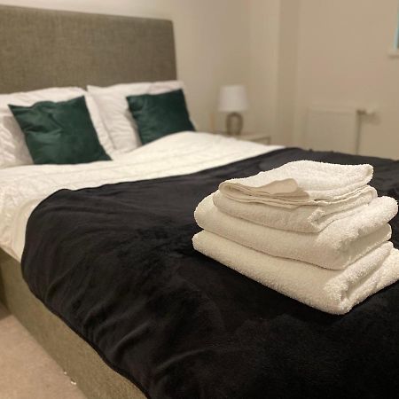 אילפורד Triple T Homes Cosy 2 Bedroom Apartment With Balcony מראה חיצוני תמונה