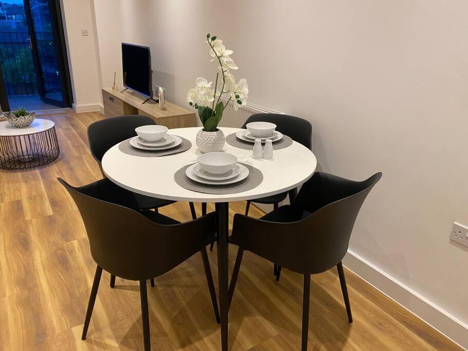 אילפורד Triple T Homes Cosy 2 Bedroom Apartment With Balcony מראה חיצוני תמונה